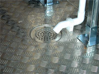 Оборудование вентиляционной камеры сливом и отводом воды