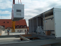 Монтаж приточно-вытяжной установки в боксе на крыше с помощью крана