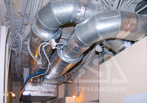 Приточно-вытяжная вентиляционная установка и воздуховоды в подсобном квартирном помещении
