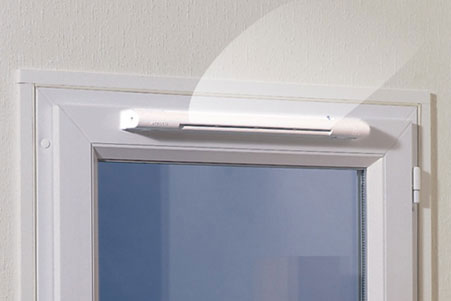 Гигрорегулируемое приточное вентиляционное устройство EMM, установленное в окне