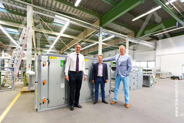 Представители компаний NOVA и Kampmann рядом с вентиляционным агрегатом, созданным в рамках совместного партнерского производства
