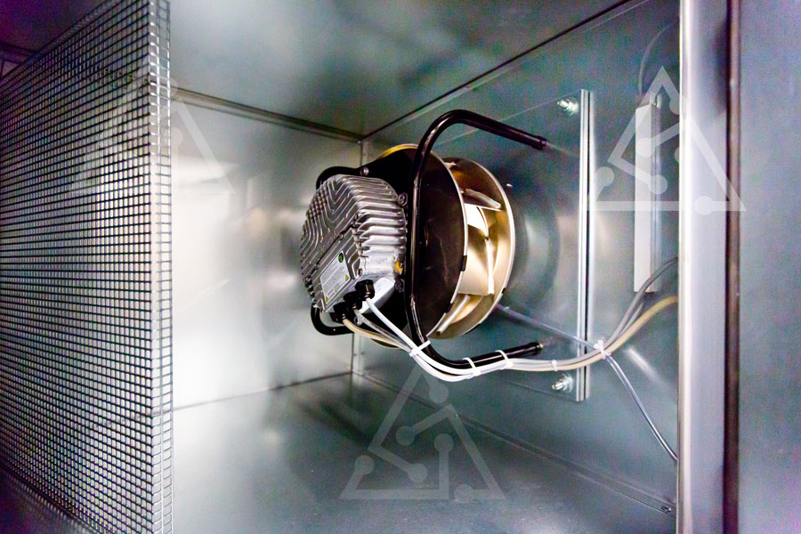 Фото электродвигателя и лопастей вентилятора сбоку внутри вентиляционной камеры