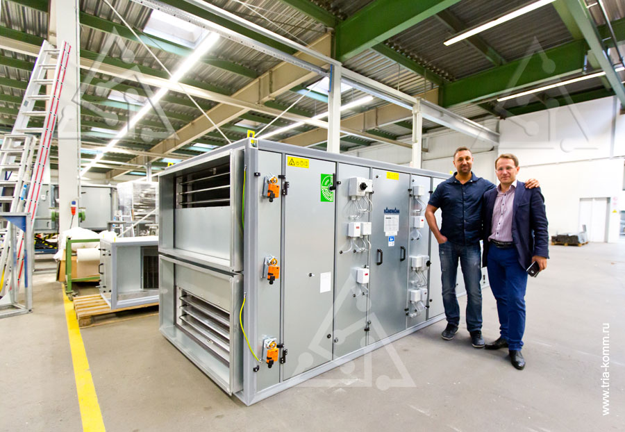 Фото вентиляционного агрегата Kampmann производительностью 8000 м³/час в сравнении с фигурой человека