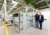 Фото вентиляционного агрегата Kampmann производительностью 8000 куб. метров/час в сравнении с фигурой человека