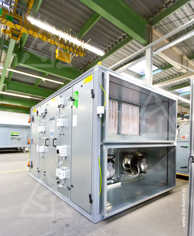 Фото вентиляционного агрегата Kampmann производительностью 8000 м³/час со стороны вентиляторов и секции фильтров