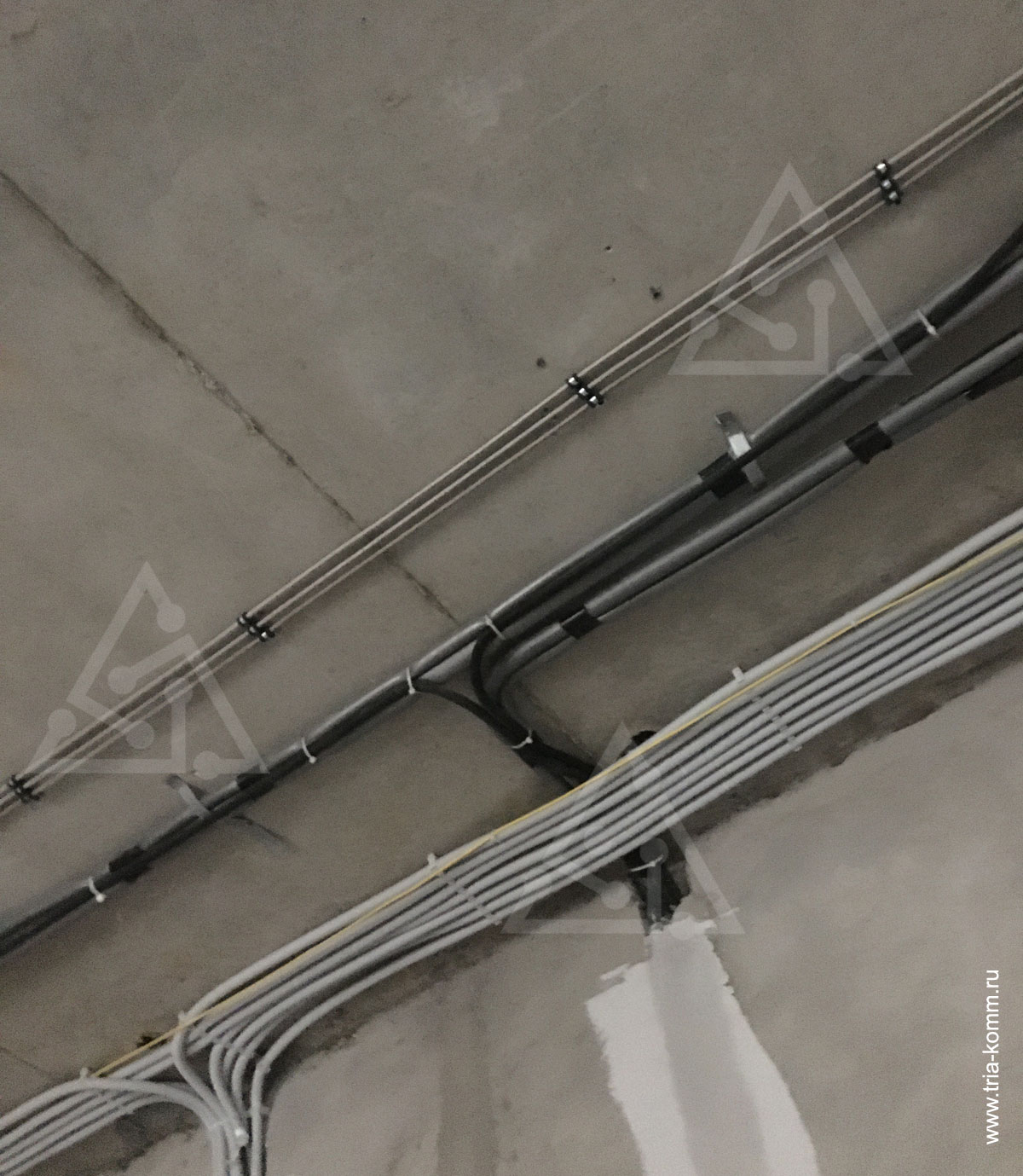 Фото 3-х трубопроводов системы форсуночного увлажнения на бетонных перекрытиях