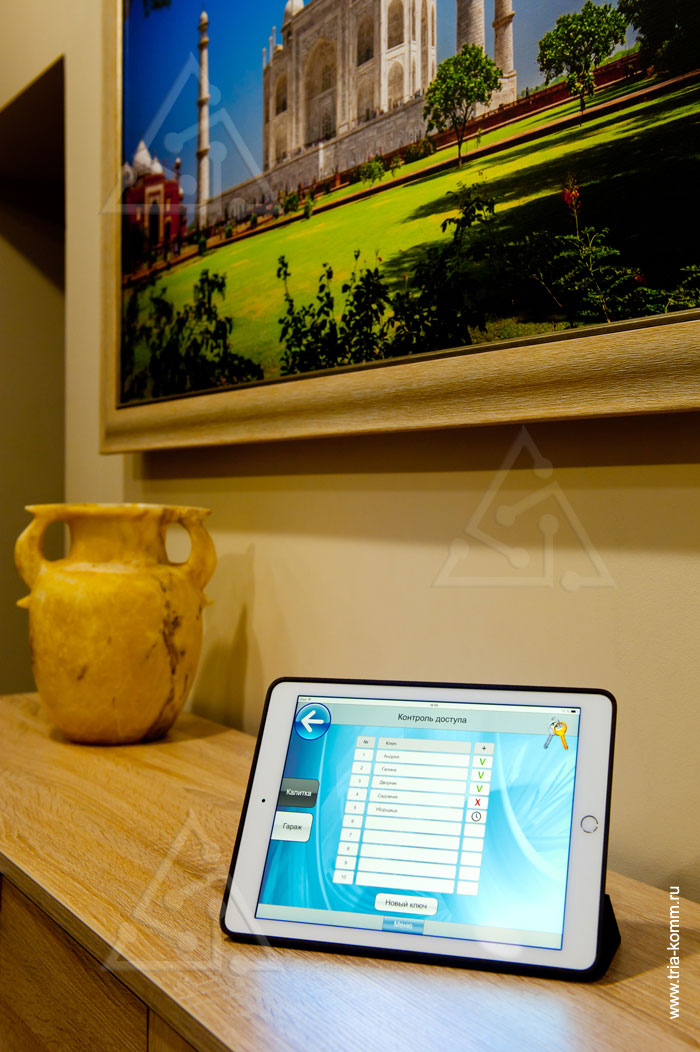 Фото iPad с пользовательским интерфейсом системы администрирования контроля доступа в загородном доме