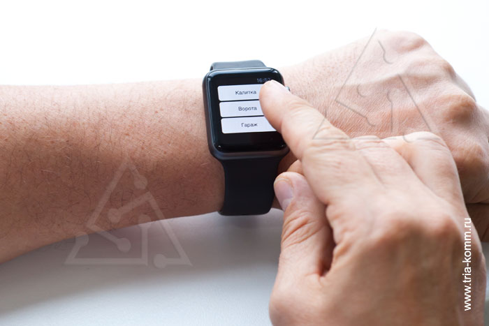Часы Apple Watch на руке с управлением контролем доступа