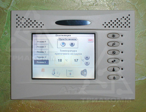 Для управления климатическими параметрами системы вентиляции используются удобные сенсорные панели управления «умного» дома