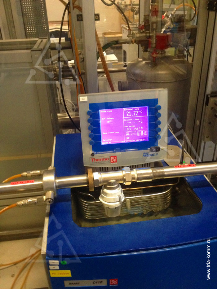 Фото стенда для проверки термостических элементов Danfoss на точность поддержания температуры
