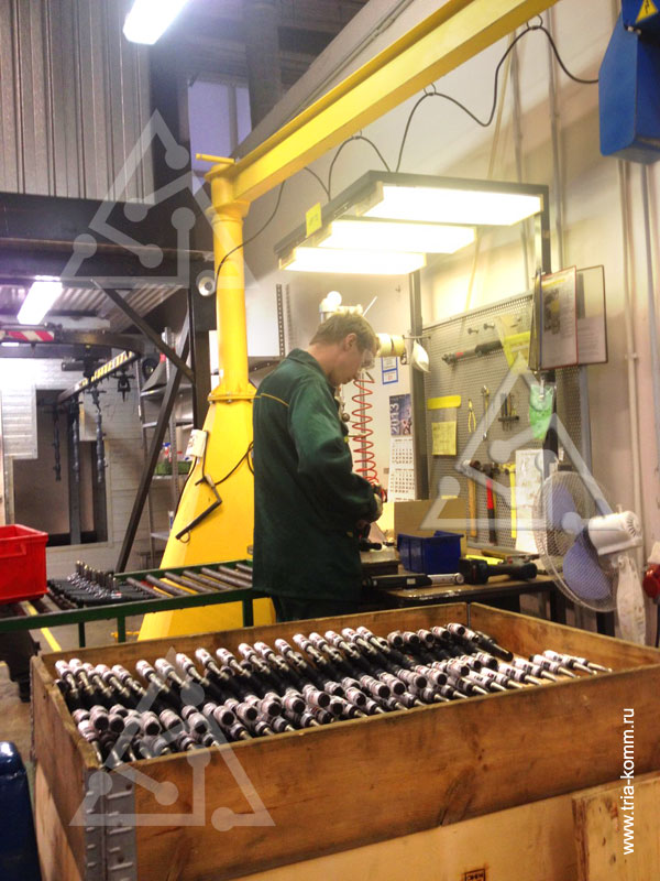 Фото элементов шаровых кранов Danfoss на рабочем месте в цеху