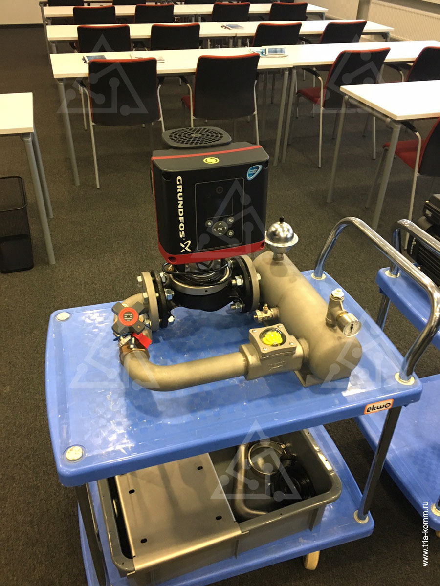 Фото лабораторного стенда поддержания давления с частотным двигателем для проверки работы оборудования Grundfos