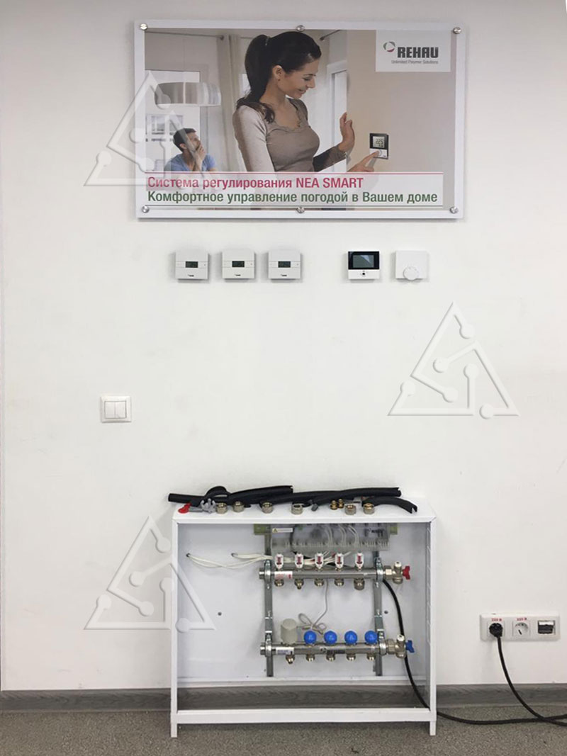 Монтаж коллекторного шкафа системы напольного отопления в учебном классе
