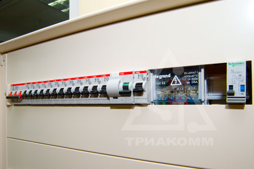 Выполненный монтаж силового оборудования Legrand, ABB и Schneider Electric в электрическом шкафу