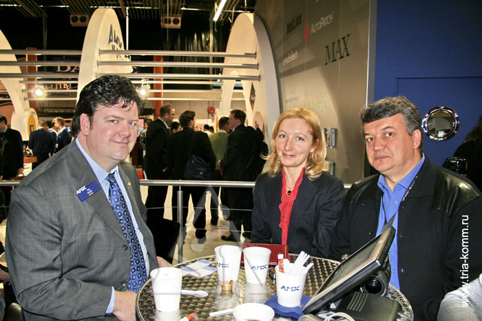Тим Пенн, Елена Епишина и Андрей Виноградов на выставке “ISE 2007”