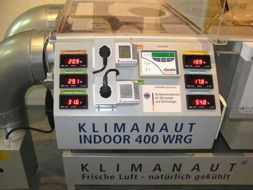 Индикаторы на стенде показывают температуру и влажность приточного и вытяжного воздуха в системе вентиляции до и после рекуператора
