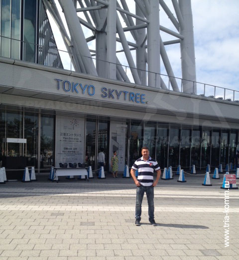 Генеральный директор компании «МЦИИТ Сервис» Андрей Васильев у входа в телебашню “Tokyo Sky Tree”