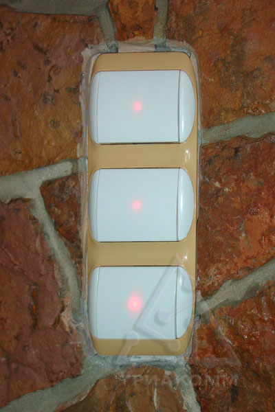 Фото выключателей освещения Legrand со светодиодными индикаторами для системы «умной» автоматики