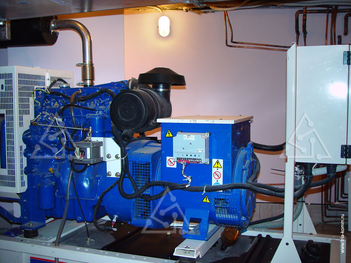 Фото дизель-генератора в техническом помещении загородного дома под бассейном