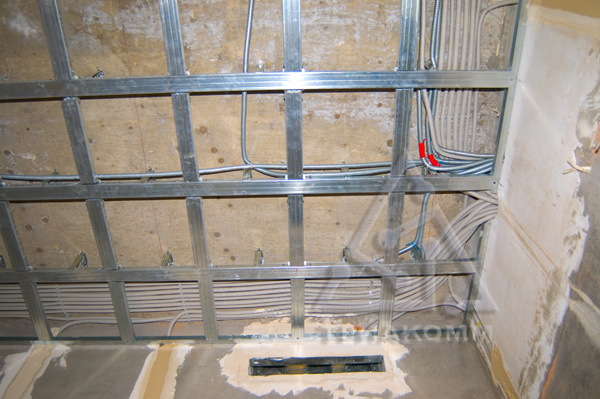 Фото монтажа электропроводки за подвесным потолком
