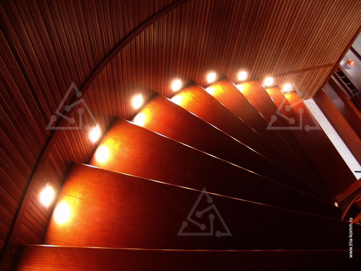 Фото выполненного монтажа ламп освещения на деревянной лестнице