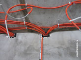 Для защиты электрических кабелей, проходящих через строительные конструкции, их монтаж производится в проходных гильзах