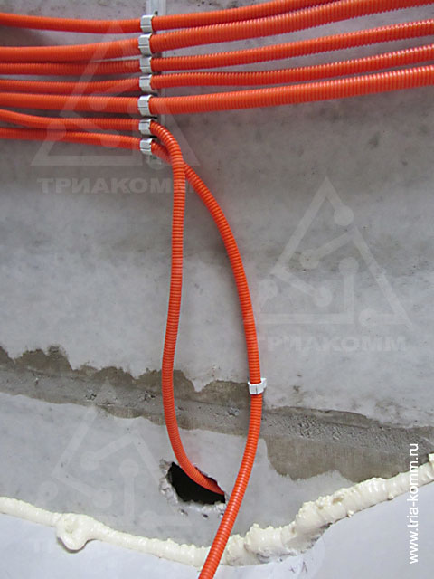 Фото специальных монтажных планок в качестве держателей электрических кабелей, используемых для ускорения монтажа