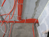 Общий вид выполненного монтажа электрических кабелей на держателях в виде специальных монтажных планок