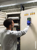 Контроль основных параметров электрической сети на щитовом индикаторе по встроенным приборам измерения ВРУ