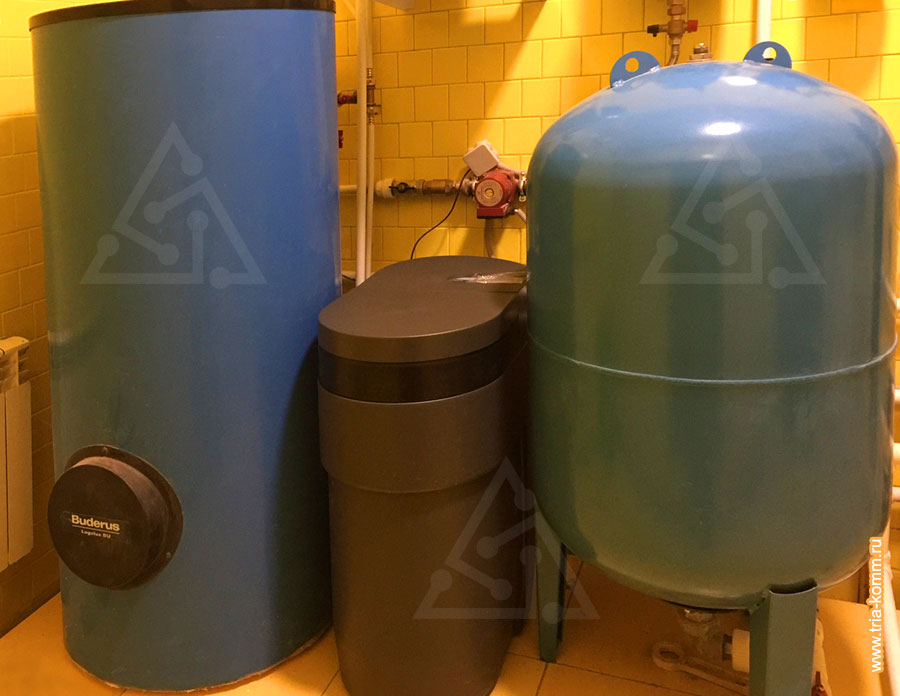 Фото профессионального автоматического фильтра для очистки воды AquaDean PRO между бойлером Будерус и расширительным баком