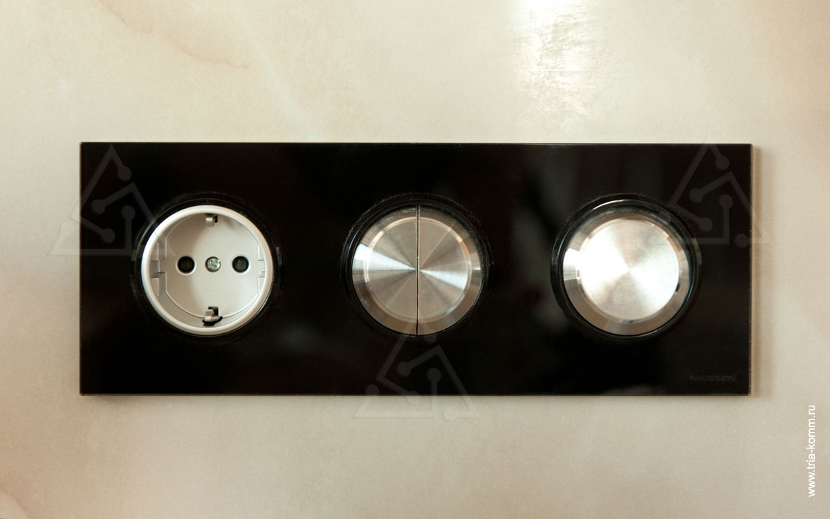Фото ABB Niessen Sky Moon, «Черное стекло», 3 поста: розетка, 2-х клавишный и одноклавишный выключатель