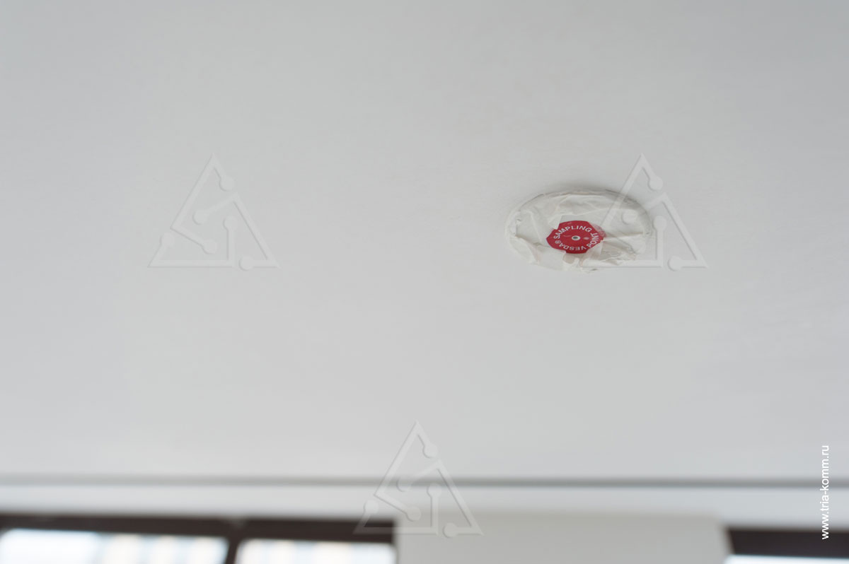 Фото точки отбора проб воздуха Vesda в гостиной квартиры