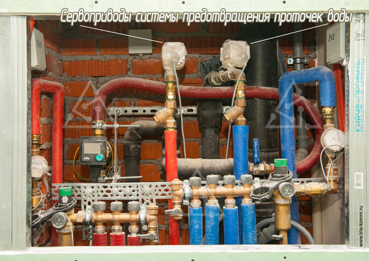 Фото 1-го шкафа системы холодного и горячего водоснабжения с сервоприводами системы предотвращения протечек воды
