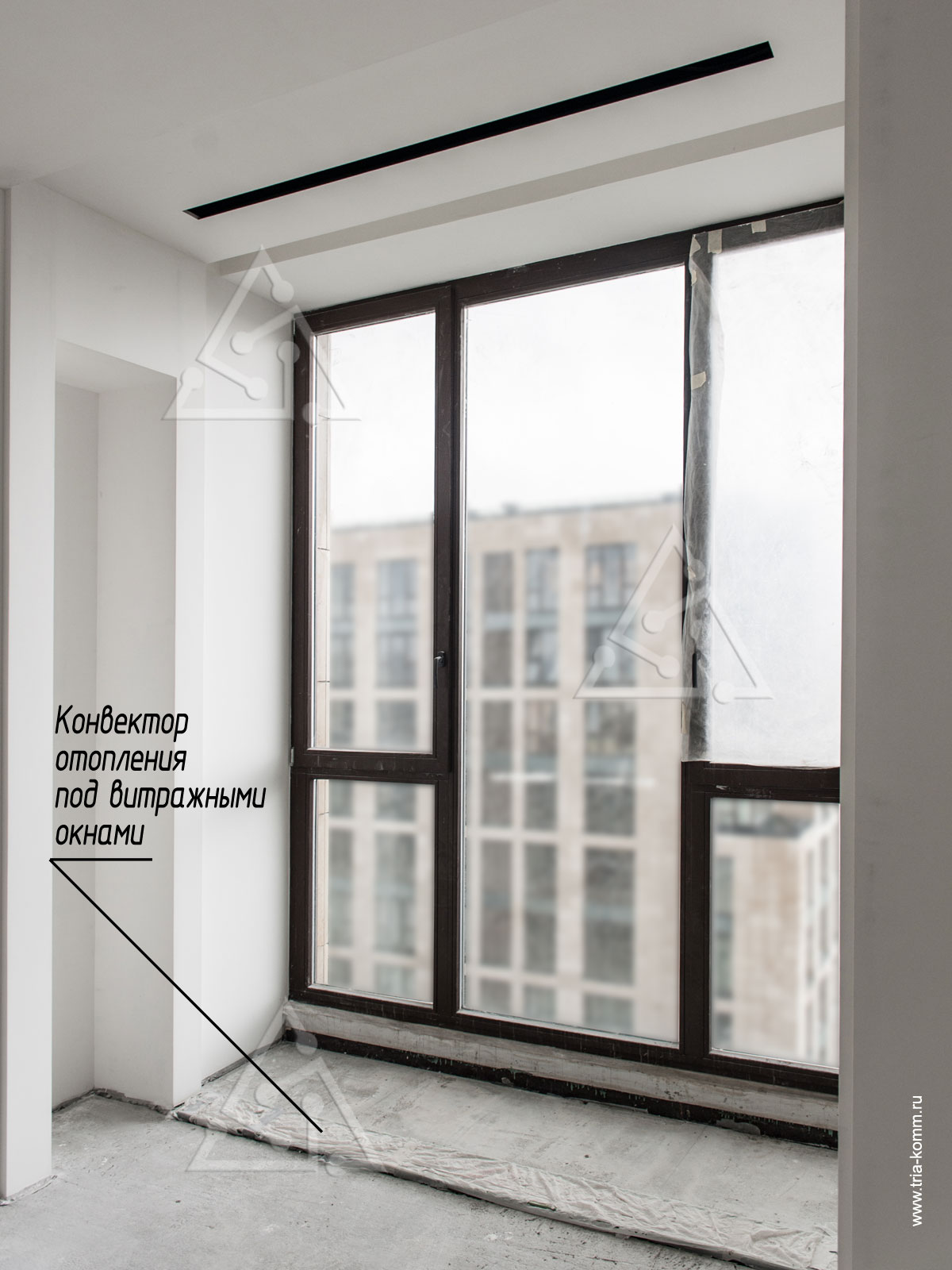 Фото конвектора отопления в полу под окнами в квартире