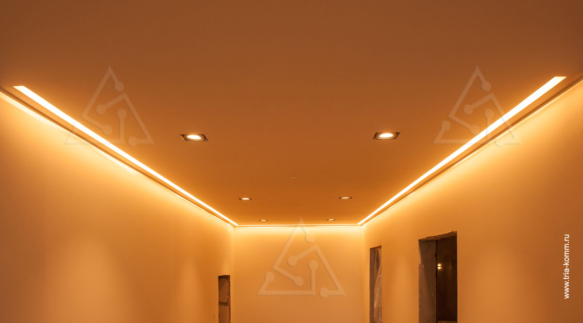 Фото встраиваемых потолочных светильников и светодиодной подсветки в прихожей