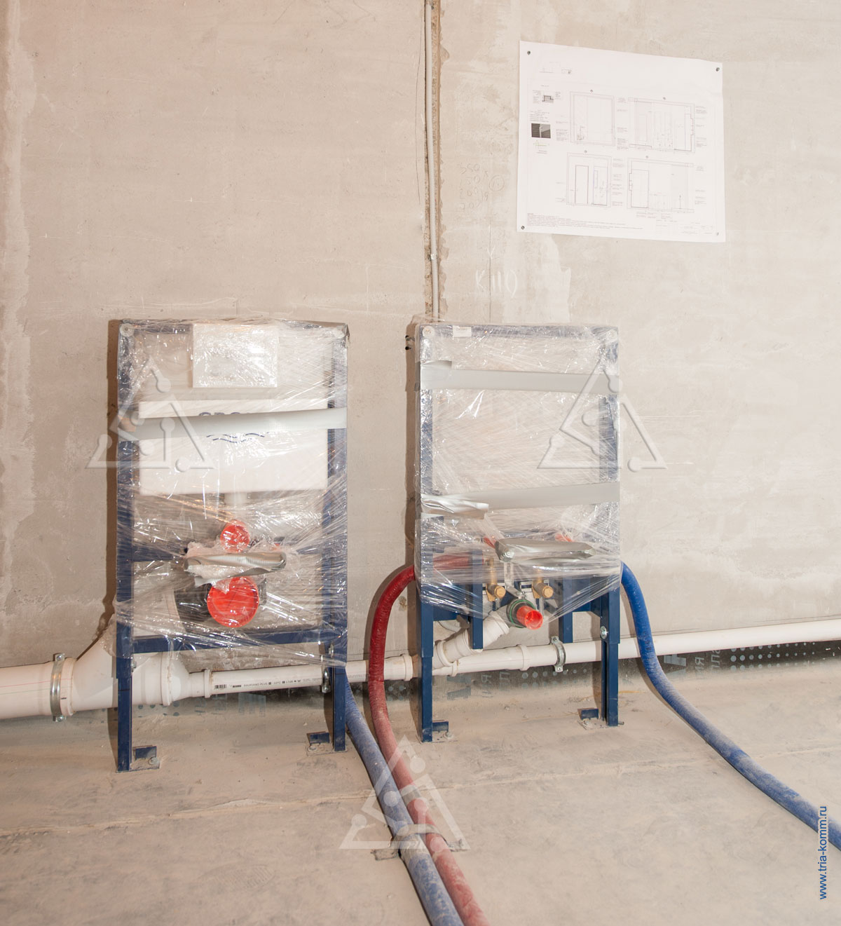 Фото рамных инсталляций для сантехники с подводом холодной, горячей воды и канализации в квартире