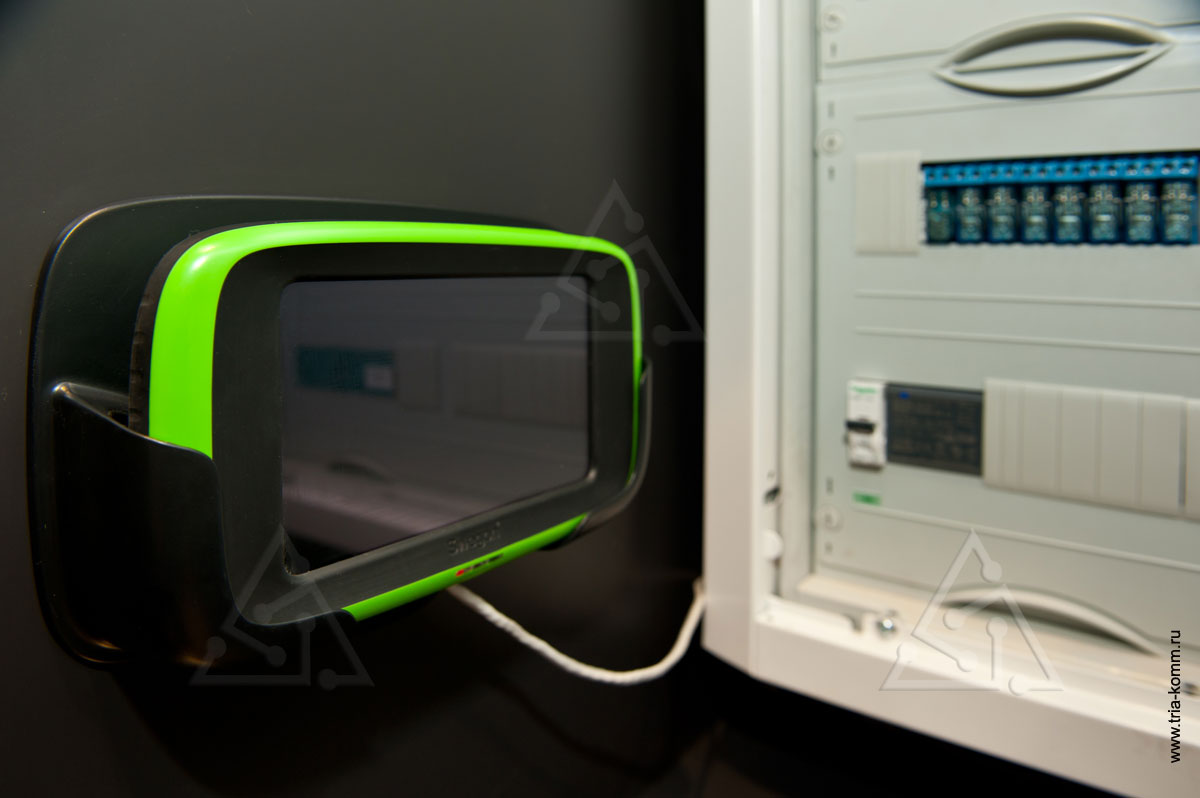 Фото пульта управления IQnavigator в техническом помещении квартиры, подключенного к Swegon Gold