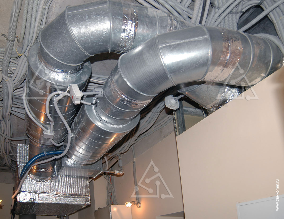 Фото вентиляционной установки, шумоглушителей и воздуховодов в подсобном помещении