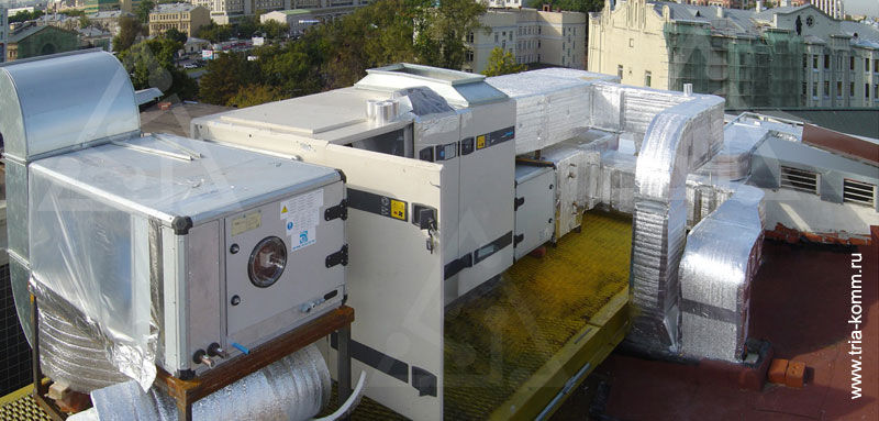 Фото выполненного монтажа вентиляционной установки Swegon Gold с охлаждением на крыше дома