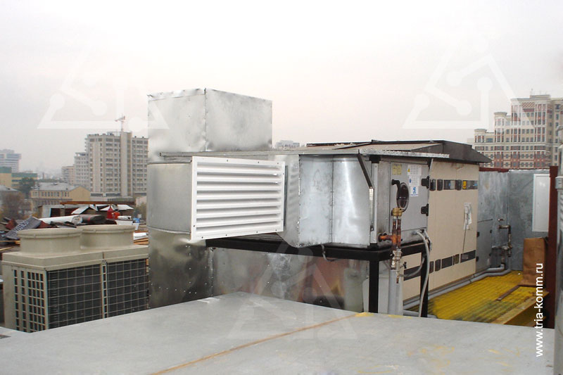 Фото чиллера, охладителя (COOLER), решетки вытяжного воздуха, вентиляционного агрегата Swegon Gold на крыше пентхауса