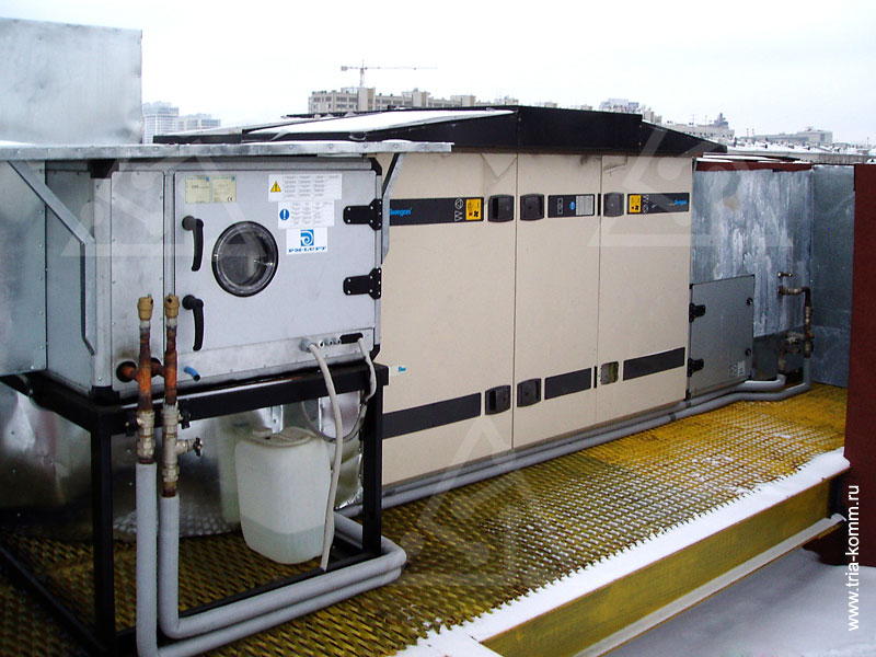 Фото холодильной машины и вентиляционного агрегата Swegon Gold на крыше пентхауса
