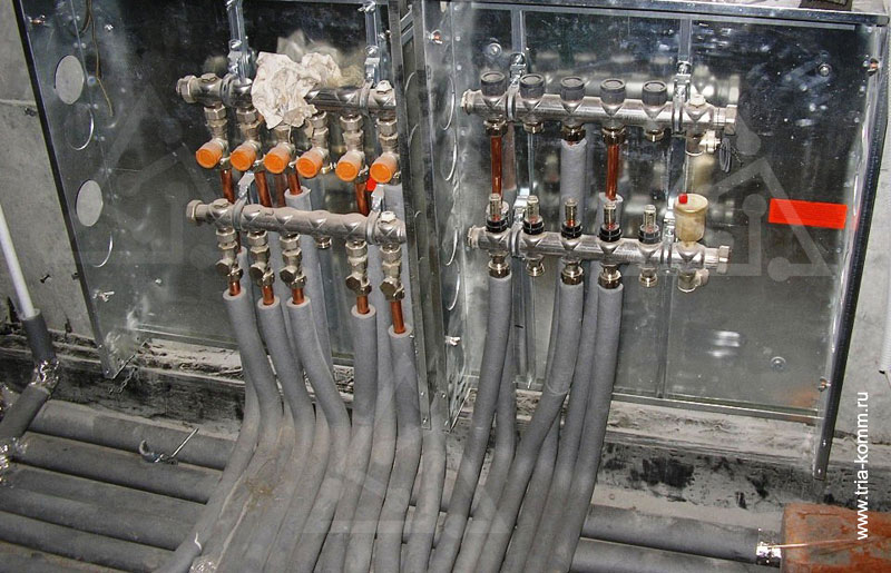 Фото выполненного монтажа коллекторных шкафов для систем отопления пентхауса