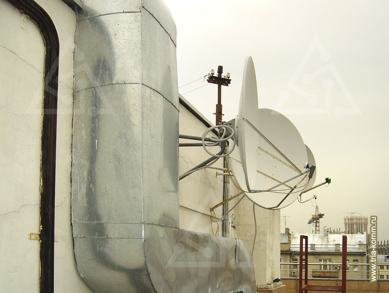 Фото воздуховодов системы вентиляции на крыше и установленных антенн спутникового телевидения
