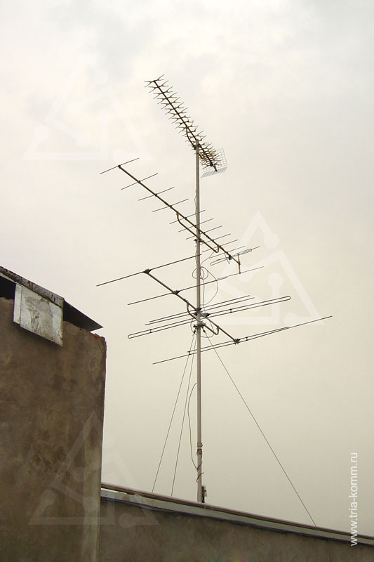 Фото установленных на крыше пентхауса антенн эфирного телевидения