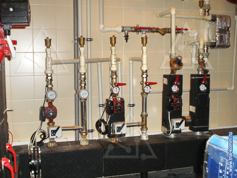 Фото смонтированной распределительной гребенки системы отопления в помещении котельной