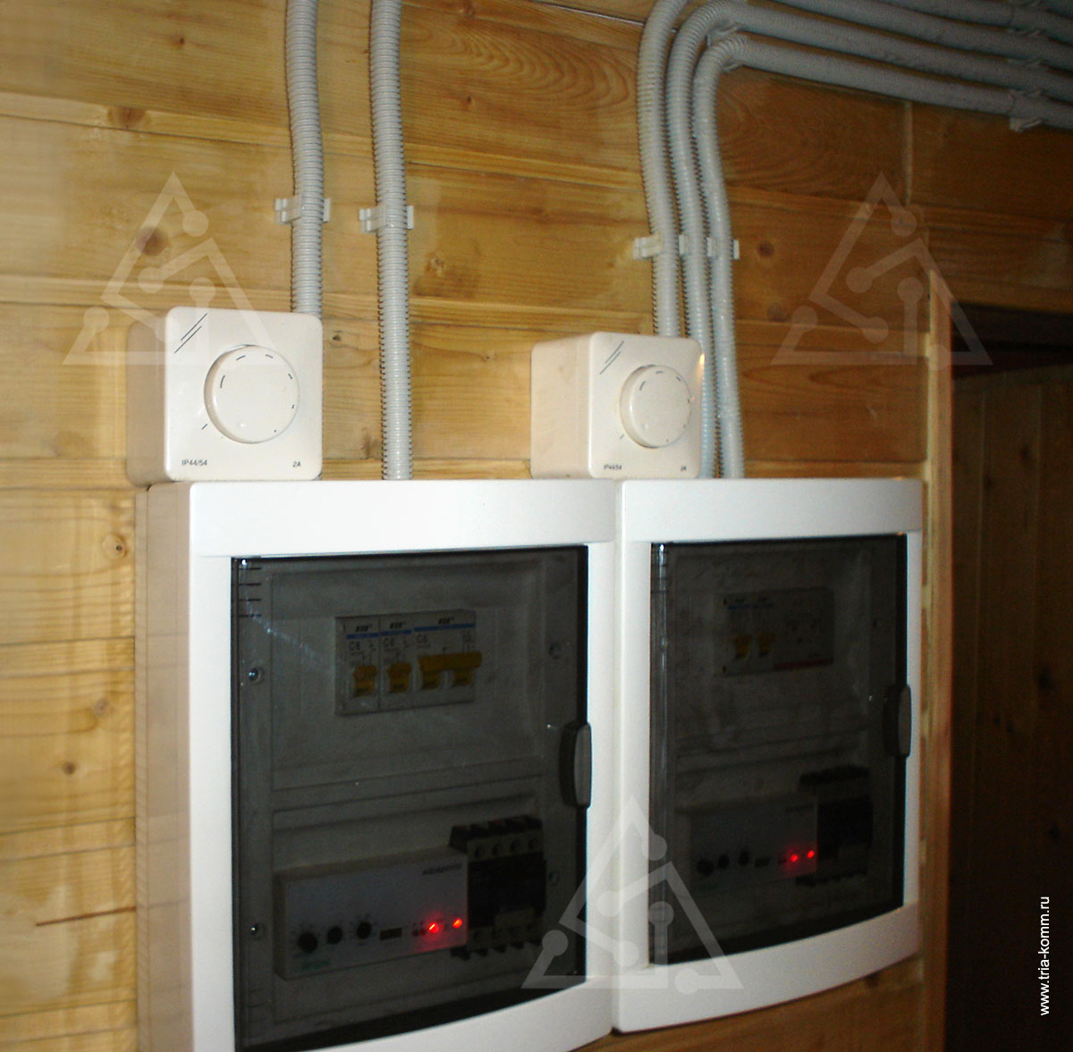 Фото щитов автоматики приточных систем вентиляции бассейна с водяными калориферами и регуляторов скорости вращения вентиляторов
