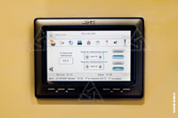 Интерфейс панели управления AMX, установленной в бассейне, позволяет управлять климатом, звуком, видео, телевидением, освещением, видеокамерами, использовать интерком