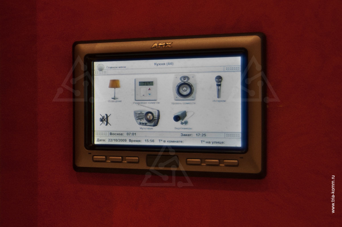 Фото сенсорной панели AMX с интерфейсом управления освещением, климатом, звуком, видеокамерами, интеркомом