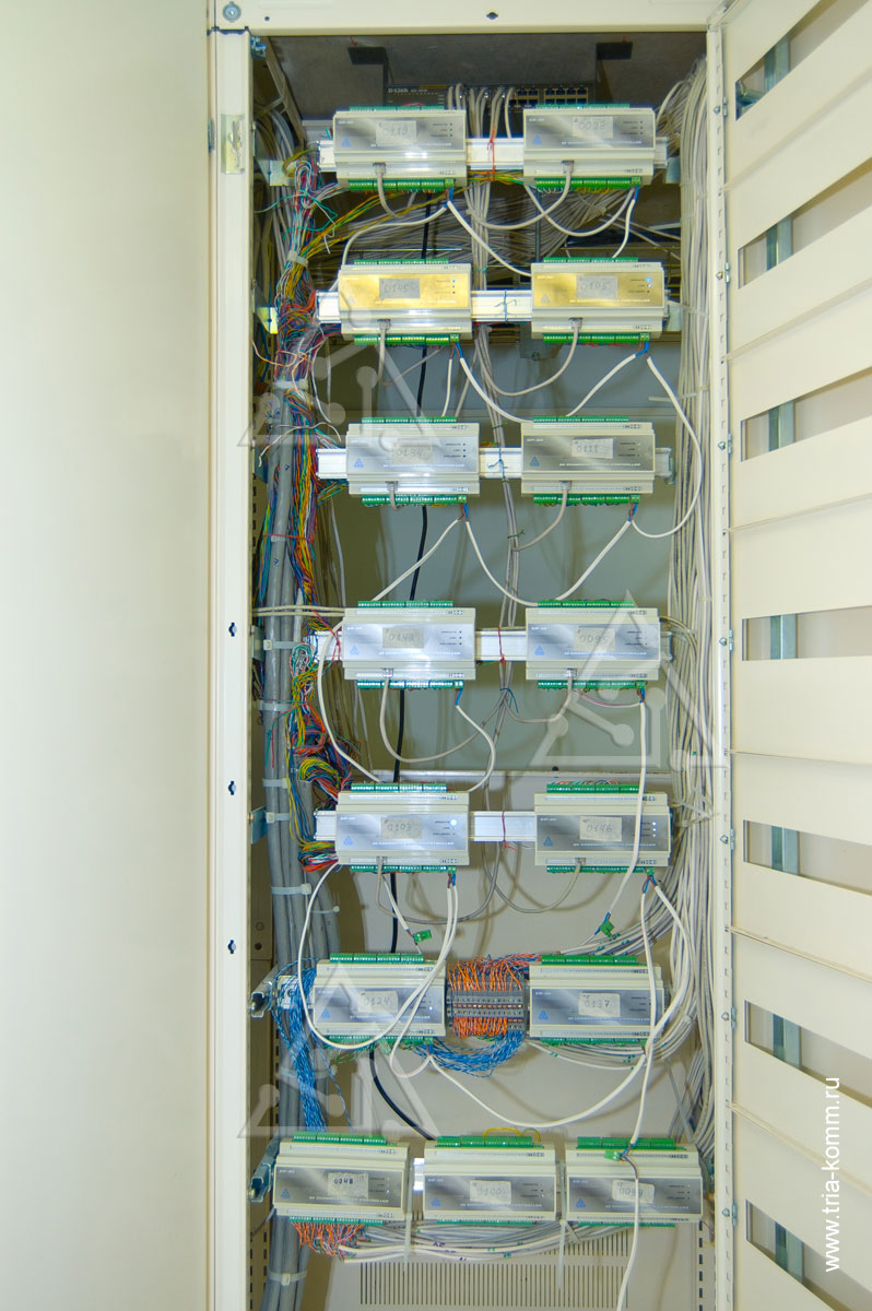 Фото шкафа с контроллерами управления CP-30 для автоматизации системы электроснабжения и электроосвещения коттеджа