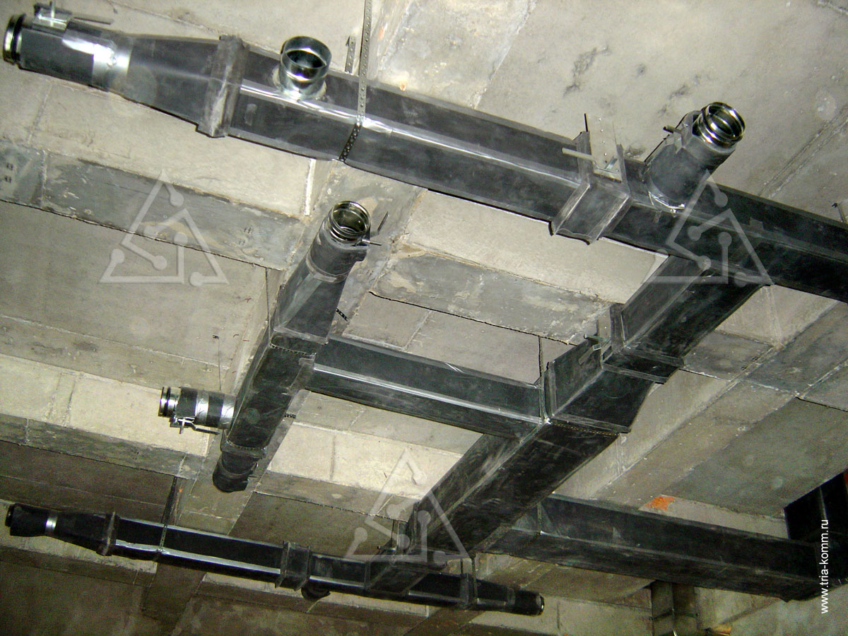 Фото смонтированных воздуховодов системы вентиляции на потолке